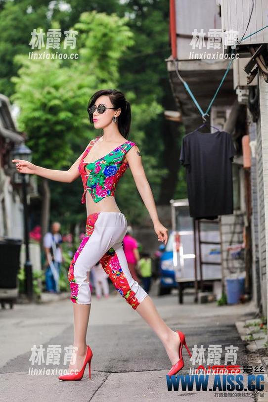 AISS爱丝(黄金版) - 欣阳写真一波，连身袜图包让你心动的不止是颜色