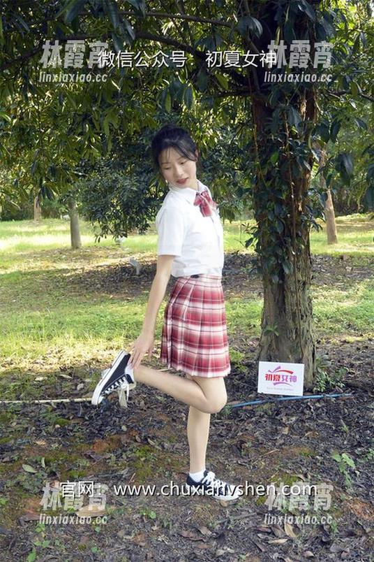 初夏女神 - 再在线感受柒柒的可可爱爱：每张图片里都在打招呼