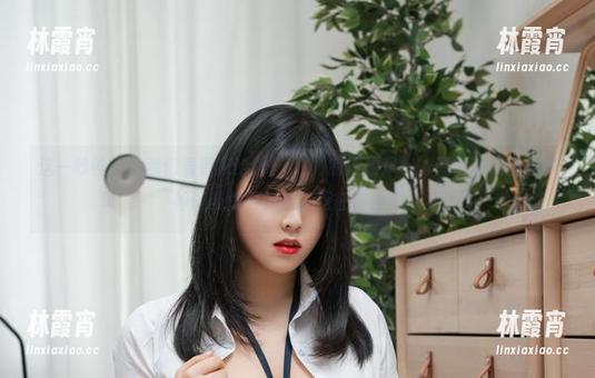这一秒钟，让我们看看宋哈娜(송하나)的厨娘风格，图片中认真的眼神让我觉得她能征服任何食物！