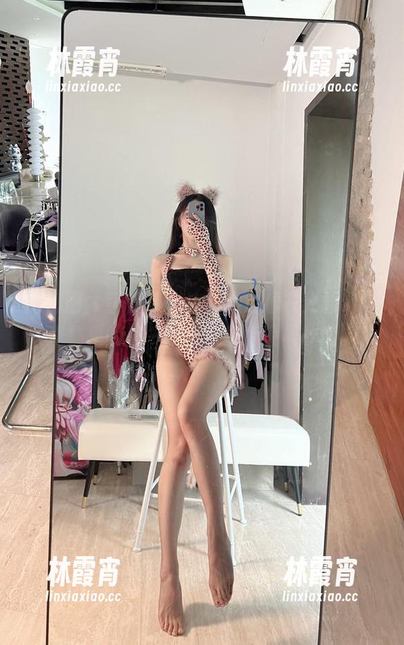 微密圈 - 小玉吃果冻的黑色睡衣更新，写真集里的每一帧都像在诉说着故事。
