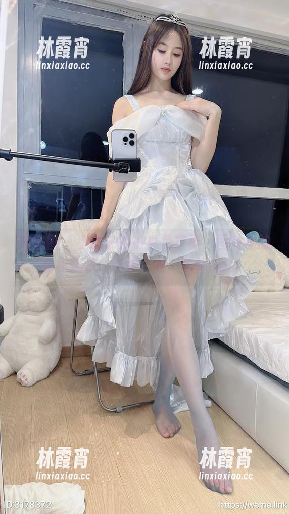 微密圈 - 小萌子的小白兔写真，图片里的萌点真是一个接一个，轻松Get！