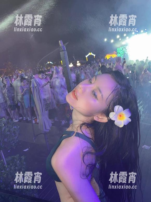 微密圈 - 就是阿朱啊私拍：秘书不如想象中那么忙，图片里都是欢乐！