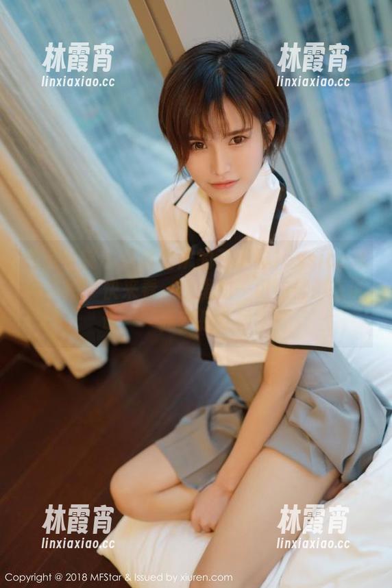 模范学院 - 新鲜出炉的蒋小静Jessica泳池套图，快来看，水里的一切仿佛都在诉说：‘我就是女神’！