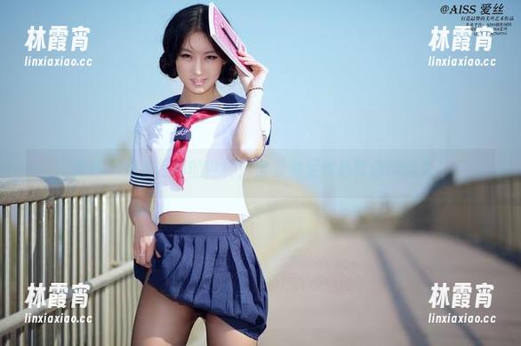爱丝 - 走进何冉的世界，全套美足作品带你嗨翻天！