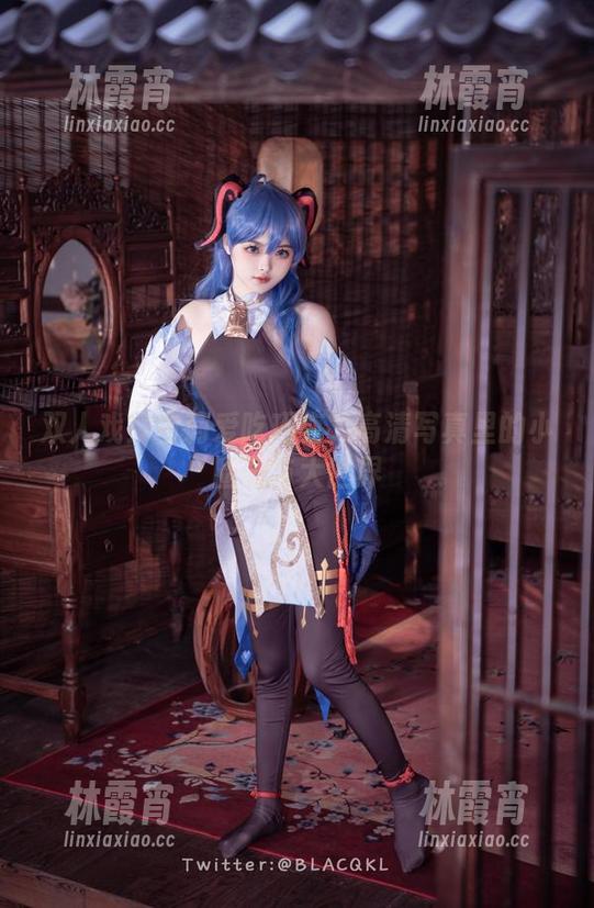 双人戏！白莉爱吃巧克力高清写真里的小圈子与大世界