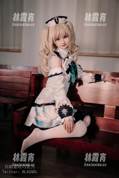 HD画质的白莉爱吃巧克力，闺房JK写真点燃幻想