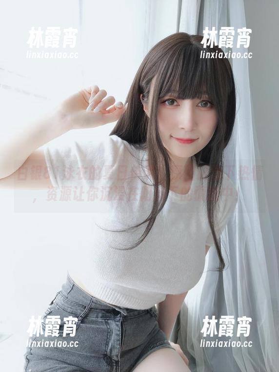 白银81泳衣的夏日传说：原图记录下热情，资源让你沉浸在阳光下的慵懒中！