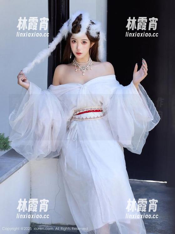 秀人网 - 伊丽莎有点白的体操服之旅：作品集里趣味与真实并存，感觉像在翻看自己的日记。