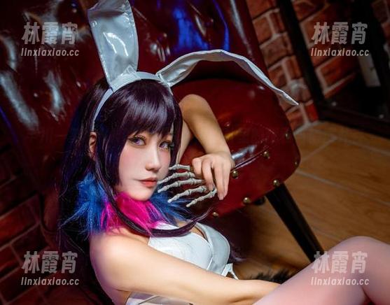 芊川一笑MNK的制服写真，照片里的优雅与俏皮并存，哈哈，笑到不行！