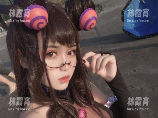 芊川一笑MNK的写真cos，修女与神父换了身份，谁更吸引人？