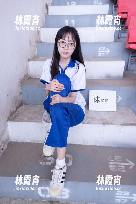 袜啵啵 - 探秘小沫的死库水：高清图册带你畅游在水中的幻想世界！