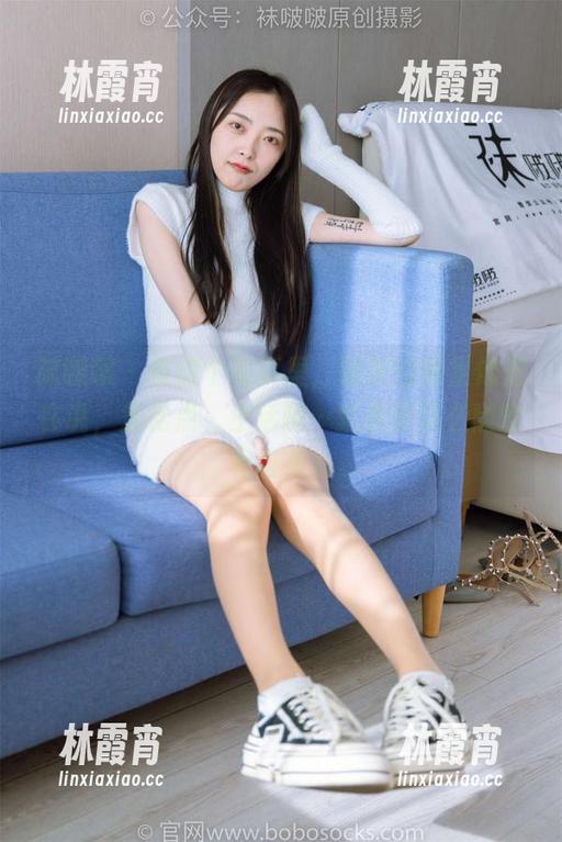 袜啵啵 - 在这个写真里，菠萝的裸足像是在说，放松点，生活嘛…就是要这么随意和自在。