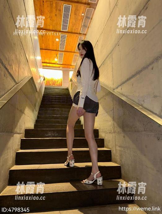 微密圈 - 酒红色的迷离感，轩子巨2兔的写真分享好像在诉说故事