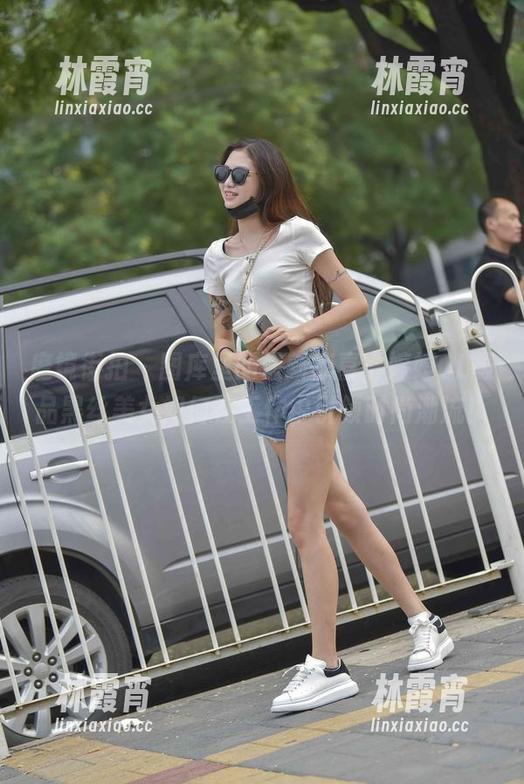 魔镜街拍 - 图库里的最新惊喜，婷婷OL极品黑丝美女如何在工作中引领时尚潮流！