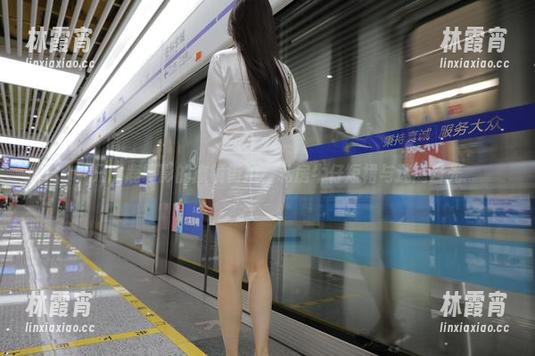 魔镜街拍 一只麋鹿摄影的魔镜街拍,私房牛仔短裙与迷离目光