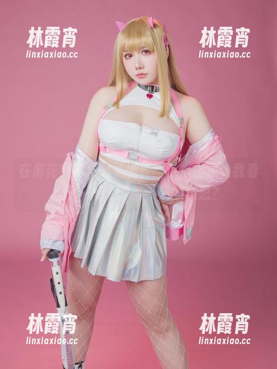 在麻花麻花酱的礼服套图中，愣是让我看出了一点点...额，别的意思？